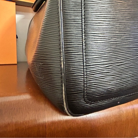 Louis Vuitton Black Epi Speedy 40 - Picture 9 of 15